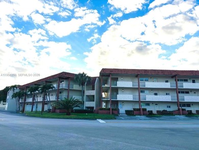 Renovated condo offers 1 bedroom plus den and 1.5 bathrooms on Hollybrook Golf and Tennis Club  in Florida - for sale on GolfHomes.com, golf home, golf lot
