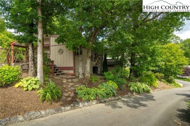 Linville Living with Grandfather Mountain Views!
Charming 2BR/1 on Land Harbor Golf Course in North Carolina - for sale on GolfHomes.com, golf home, golf lot