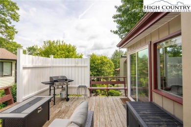 Linville Living with Grandfather Mountain Views!
Charming 2BR/1 on Land Harbor Golf Course in North Carolina - for sale on GolfHomes.com, golf home, golf lot
