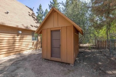 Nestled on a spacious 5,000 square foot lot, this 2-bedroom on Big Bear Mountain Ski and Golf Resort in California - for sale on GolfHomes.com, golf home, golf lot