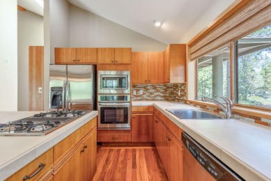 Welcome to your Sunriver retreat! This beautiful 3-bedroom on Sunriver Woodlands Golf Course in Oregon - for sale on GolfHomes.com, golf home, golf lot
