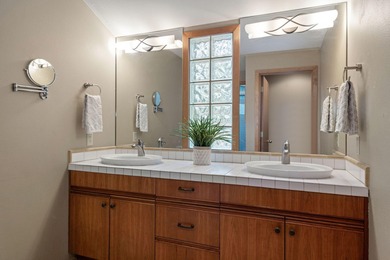 Welcome to your Sunriver retreat! This beautiful 3-bedroom on  in Oregon - for sale on GolfHomes.com, golf home, golf lot