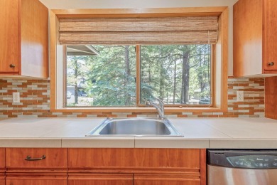 Welcome to your Sunriver retreat! This beautiful 3-bedroom on Sunriver Woodlands Golf Course in Oregon - for sale on GolfHomes.com, golf home, golf lot