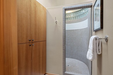 Welcome to your Sunriver retreat! This beautiful 3-bedroom on  in Oregon - for sale on GolfHomes.com, golf home, golf lot