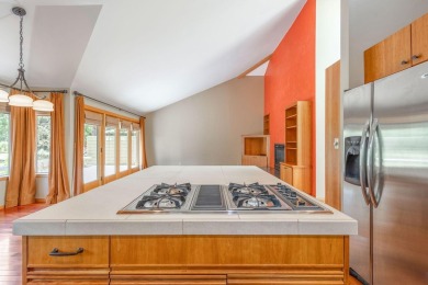 Welcome to your Sunriver retreat! This beautiful 3-bedroom on Sunriver Woodlands Golf Course in Oregon - for sale on GolfHomes.com, golf home, golf lot