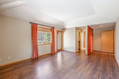 Welcome to your Sunriver retreat! This beautiful 3-bedroom on Sunriver Woodlands Golf Course in Oregon - for sale on GolfHomes.com, golf home, golf lot