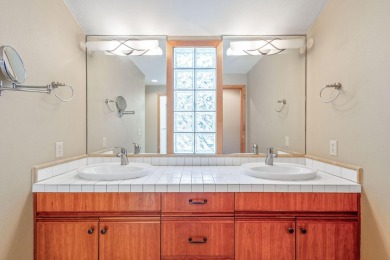 Welcome to your Sunriver retreat! This beautiful 3-bedroom on Sunriver Woodlands Golf Course in Oregon - for sale on GolfHomes.com, golf home, golf lot