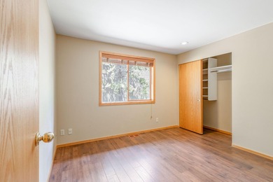 Welcome to your Sunriver retreat! This beautiful 3-bedroom on  in Oregon - for sale on GolfHomes.com, golf home, golf lot