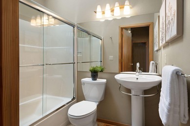 Welcome to your Sunriver retreat! This beautiful 3-bedroom on  in Oregon - for sale on GolfHomes.com, golf home, golf lot