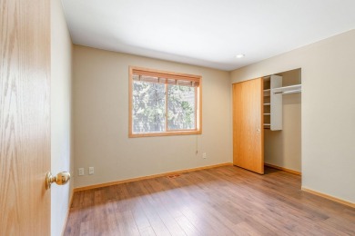 Welcome to your Sunriver retreat! This beautiful 3-bedroom on Sunriver Woodlands Golf Course in Oregon - for sale on GolfHomes.com, golf home, golf lot