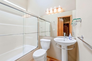 Welcome to your Sunriver retreat! This beautiful 3-bedroom on Sunriver Woodlands Golf Course in Oregon - for sale on GolfHomes.com, golf home, golf lot
