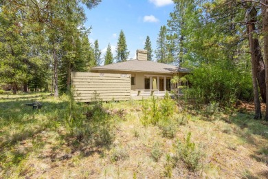 Welcome to your Sunriver retreat! This beautiful 3-bedroom on Sunriver Woodlands Golf Course in Oregon - for sale on GolfHomes.com, golf home, golf lot