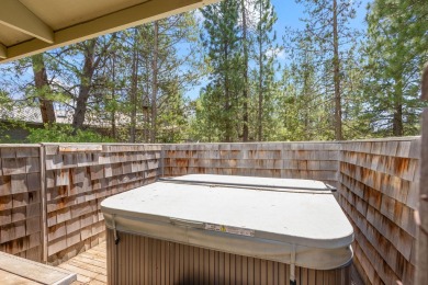 Welcome to your Sunriver retreat! This beautiful 3-bedroom on Sunriver Woodlands Golf Course in Oregon - for sale on GolfHomes.com, golf home, golf lot