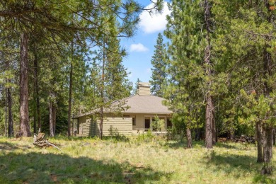 Welcome to your Sunriver retreat! This beautiful 3-bedroom on Sunriver Woodlands Golf Course in Oregon - for sale on GolfHomes.com, golf home, golf lot