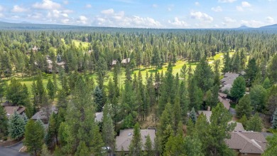Welcome to your Sunriver retreat! This beautiful 3-bedroom on Sunriver Woodlands Golf Course in Oregon - for sale on GolfHomes.com, golf home, golf lot
