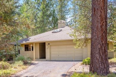Welcome to your Sunriver retreat! This beautiful 3-bedroom on Sunriver Woodlands Golf Course in Oregon - for sale on GolfHomes.com, golf home, golf lot
