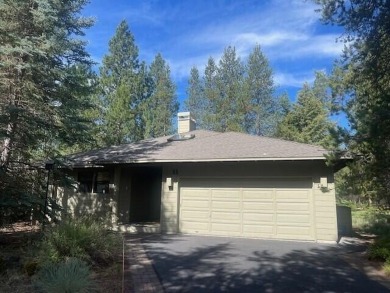 Welcome to your Sunriver retreat! This beautiful 3-bedroom on Sunriver Woodlands Golf Course in Oregon - for sale on GolfHomes.com, golf home, golf lot
