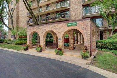 Welcome to this beautifully updated 1-bedroom, 1-bath condo that on Twin Lakes Golf Course in Illinois - for sale on GolfHomes.com, golf home, golf lot