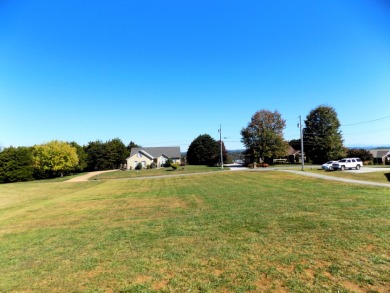 Main Lvl 3/2 Ranch in Dandridge TN on Dandridge Golf and Country Club in Tennessee - for sale on GolfHomes.com, golf home, golf lot