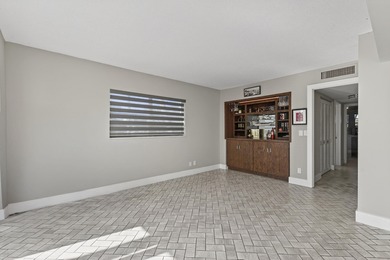 Price-to-sell corner condo in Fountains of Palm Beach! This on Fountains Golf and Country Club in Florida - for sale on GolfHomes.com, golf home, golf lot