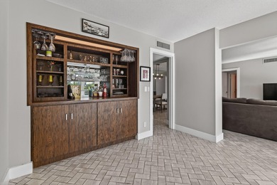 Price-to-sell corner condo in Fountains of Palm Beach! This on Fountains Golf and Country Club in Florida - for sale on GolfHomes.com, golf home, golf lot