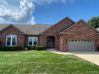 Enjoy the villa style living on the Far Oaks golf course.  This on Far Oaks Golf Club in Illinois - for sale on GolfHomes.com, golf home, golf lot