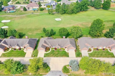 Enjoy the villa style living on the Far Oaks golf course.  This on Far Oaks Golf Club in Illinois - for sale on GolfHomes.com, golf home, golf lot