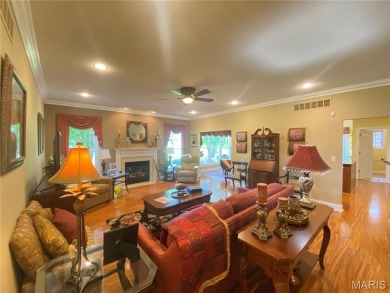 Enjoy the villa style living on the Far Oaks golf course.  This on Far Oaks Golf Club in Illinois - for sale on GolfHomes.com, golf home, golf lot