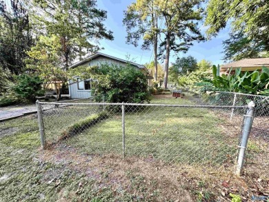 Charming bungalow at 2410 Crestview Drive SE! This 4-bedroom on Point Mallard Golf Course in Alabama - for sale on GolfHomes.com, golf home, golf lot