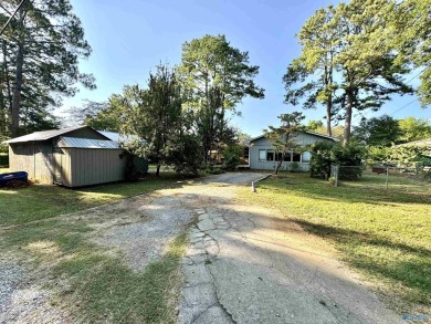 Charming bungalow at 2410 Crestview Drive SE! This 4-bedroom on Point Mallard Golf Course in Alabama - for sale on GolfHomes.com, golf home, golf lot