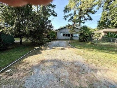 Charming bungalow at 2410 Crestview Drive SE! This 4-bedroom on Point Mallard Golf Course in Alabama - for sale on GolfHomes.com, golf home, golf lot