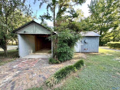 Charming bungalow at 2410 Crestview Drive SE! This 4-bedroom on Point Mallard Golf Course in Alabama - for sale on GolfHomes.com, golf home, golf lot