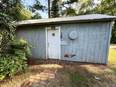 Charming bungalow at 2410 Crestview Drive SE! This 4-bedroom on Point Mallard Golf Course in Alabama - for sale on GolfHomes.com, golf home, golf lot