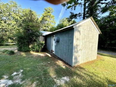 Charming bungalow at 2410 Crestview Drive SE! This 4-bedroom on Point Mallard Golf Course in Alabama - for sale on GolfHomes.com, golf home, golf lot