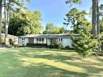 Charming bungalow at 2410 Crestview Drive SE! This 4-bedroom on Point Mallard Golf Course in Alabama - for sale on GolfHomes.com, golf home, golf lot