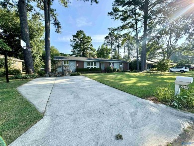 Charming bungalow at 2410 Crestview Drive SE! This 4-bedroom on Point Mallard Golf Course in Alabama - for sale on GolfHomes.com, golf home, golf lot