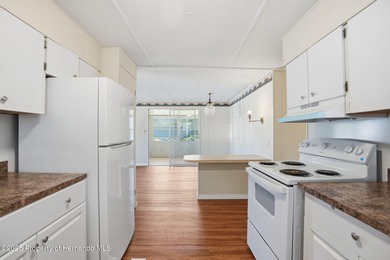 CONVENIENT LOCATION IN HIGH POINT! Beautiful 55+ Golf Course on High Point Golf Club, Inc. in Florida - for sale on GolfHomes.com, golf home, golf lot