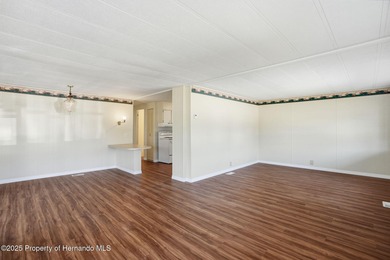 CONVENIENT LOCATION IN HIGH POINT! Beautiful 55+ Golf Course on High Point Golf Club, Inc. in Florida - for sale on GolfHomes.com, golf home, golf lot