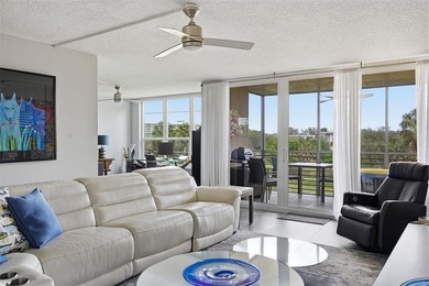 Beautifully updated 2 bedroom, 2 bathroom condo with a den in an on Palm-Aire Country Club and Resort - Palms in Florida - for sale on GolfHomes.com, golf home, golf lot