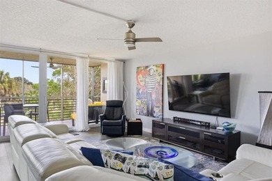 Beautifully updated 2 bedroom, 2 bathroom condo with a den in an on Palm-Aire Country Club and Resort - Palms in Florida - for sale on GolfHomes.com, golf home, golf lot
