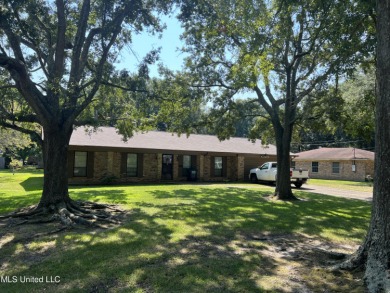 FANTASTIC HOME IN SOUTH PASCAGOULA JUST MINUTES FROM THE on Pascagoula Country Club in Mississippi - for sale on GolfHomes.com, golf home, golf lot