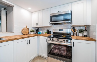 Welcome to this beautifully renovated 2-bedroom, 2-bathroom on Beacon Woods Golf Club in Florida - for sale on GolfHomes.com, golf home, golf lot