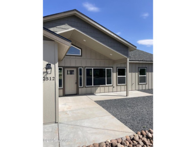 Beautiful new build overlooking the golf course, featuring on Snowflake Municipal Golf Course in Arizona - for sale on GolfHomes.com, golf home, golf lot