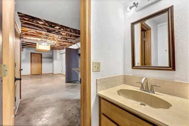 Discover a blend of nature and comfort in this 2 level home on Bella Vista Country Club - Berksdale in Arkansas - for sale on GolfHomes.com, golf home, golf lot