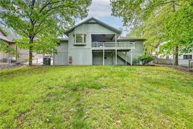 Discover a blend of nature and comfort in this 2 level home on Bella Vista Country Club - Berksdale in Arkansas - for sale on GolfHomes.com, golf home, golf lot