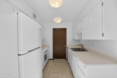 Charming, very clean, well-maintained 2-bedroom, 1-bath garden on Sun City-Willow Creek / Willow Brook  in Arizona - for sale on GolfHomes.com, golf home, golf lot