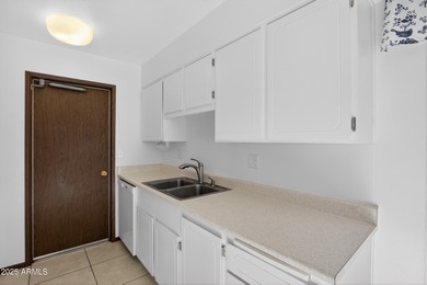 Charming, very clean, well-maintained 2-bedroom, 1-bath garden on Sun City-Willow Creek / Willow Brook  in Arizona - for sale on GolfHomes.com, golf home, golf lot