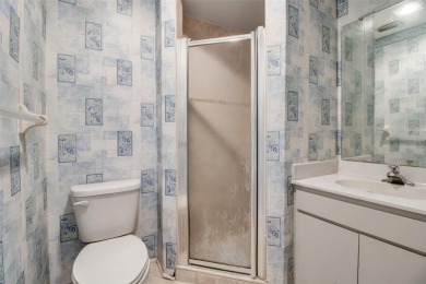Discover the potential in this spacious 3bd/3ba townhome located on IMG Academies Golf and Country Club in Florida - for sale on GolfHomes.com, golf home, golf lot