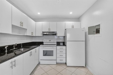 Welcome home to Kings Point in Delray Beach. This bright 1 on Kings Point Golf -Flanders Way in Florida - for sale on GolfHomes.com, golf home, golf lot