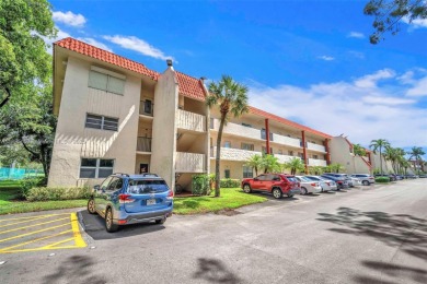 Welcome to this charming 2 bedroom, 2 bathroom ground-floor on Hollybrook Golf and Tennis Club  in Florida - for sale on GolfHomes.com, golf home, golf lot